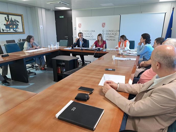 El conseller de Educación y Universidades, Antoni Vera, con representantes de los ayuntamientos afectados.