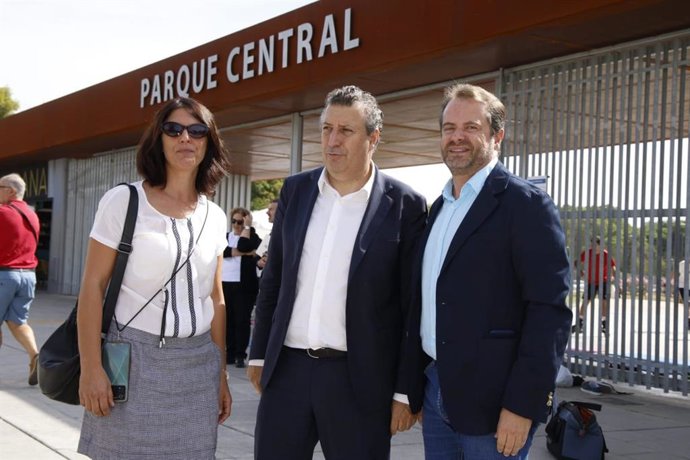 El presidente de la Diputación, en el centro, junto al alcalde de Mairena.