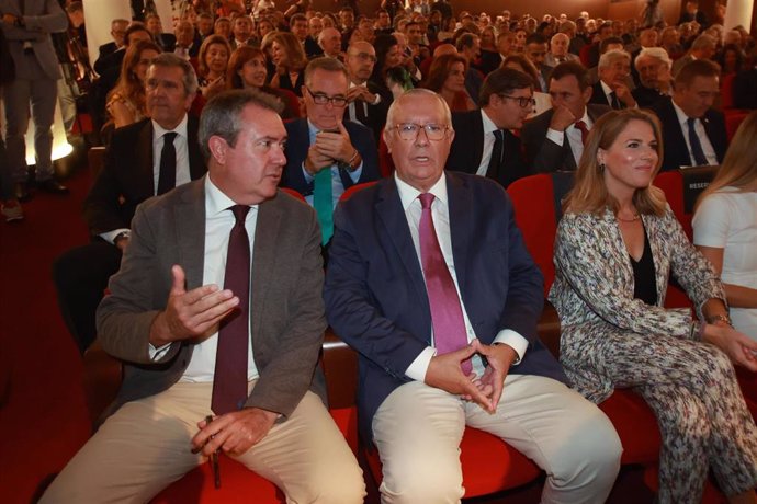 El secretario general del PSOE de Andalucía, Juan Espadas, conversa con el senador del PP Javier Arenas durante el acto de entrega del Premio Iberoamericano Torre del Oro, a 14 de septiembre de 2023 en Sevilla (Foto de archivo). 