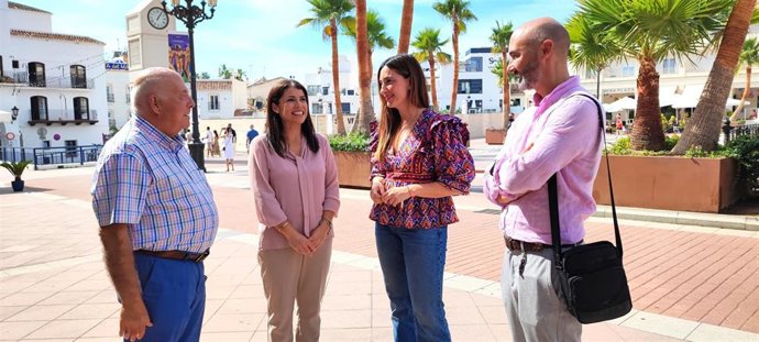La diputada socialista en el Congreso Mari Nieves Ramírez  y la secretaria general del PSOE de Nerja, Patricia Gutiérrez