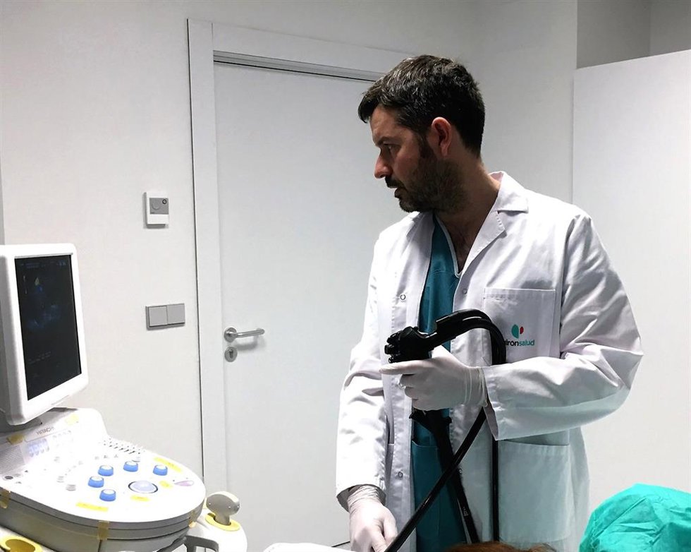 El doctor Luis Casais, jefe del equipo de Digestivo de Quirónsalud Málaga informa sobre la puesta en marcha del sistema de ecoendoscopia puesto en marcha