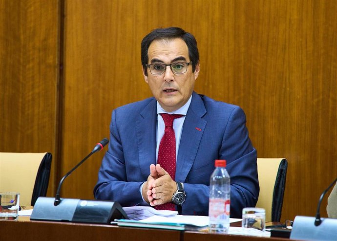 El consejero de Justicia, Administración Local y Función Pública, José Antonio Nieto, durante la comisión parlamentaria celebrada este miércoles en Sevilla.