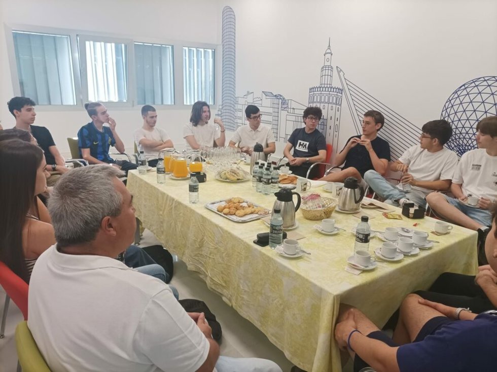 El grupo de estudiantes de Bachillerato del IES San Isidoro durante el 'café con ciencia' sobre ingeniería aeroespacial.