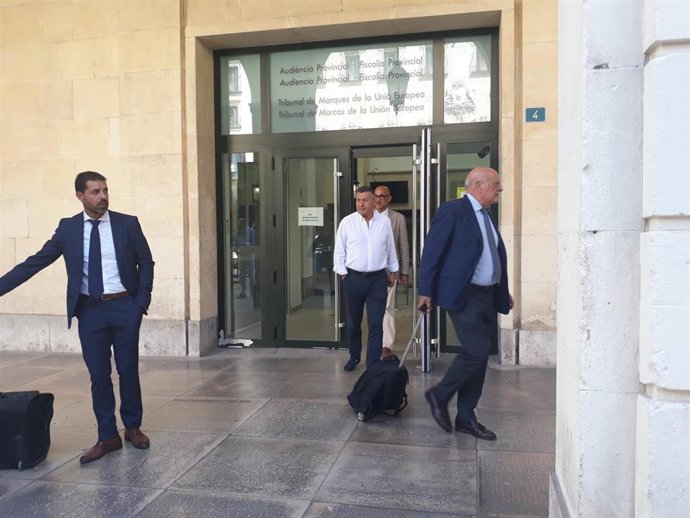 Archivo - Imagen de archivo del exconcejal del PP Andrés Llorens abandonando una sesión del juicio del caso 'Isjoma' en la Audiencia Provincial de Alicante