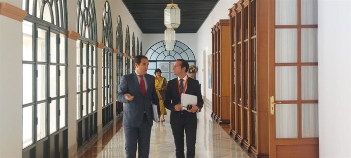 El consejero de Justicia, José Antonio Nieto, junto al director general de Justicia Juvenil y Cooperación, Esteban Rondón, a su llegada a la Comisión parlamentaria.