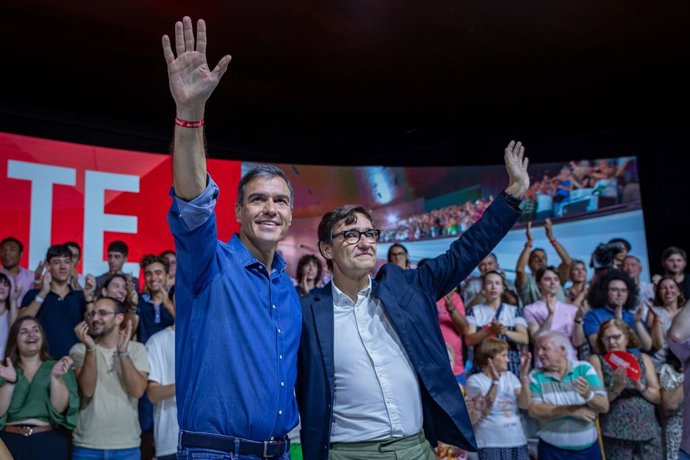 Archivo - El secretari general del PSOE, Pedro Sánchez, amb el líder del PSC, Salvador Illa