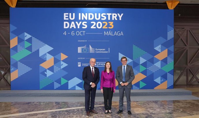 El alcalde de Málaga, Francisco de la Torre; el consejero de Industria, Energía y Minas, Jorge Paradela, y la directora general adjunta de Mercado Interior, Industria, Emprendimiento y PYME de la Comisión Europea, Maive Rute, en EU Industry Days
