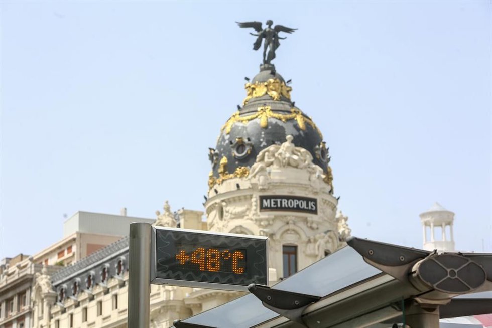 Archivo - Un termómetro de una parada de bus de la Gran Vía, marca 48C, a 11 de agosto de 2021