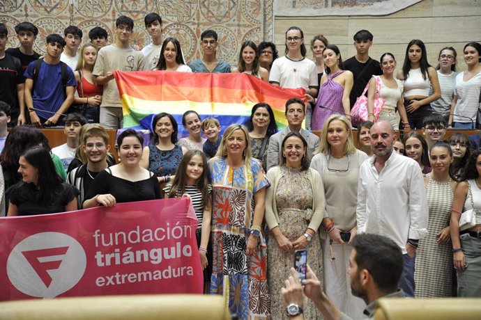 Foto de familia de los participantes en el VII Pleno escolar contra el Bullying por LGTBIfobia