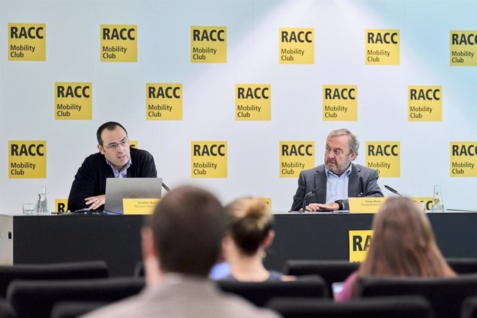 El director del Área de Movilidad del RACC, Cristian Bardají (i) y el presidente del RACC, Josep Mateu (d).