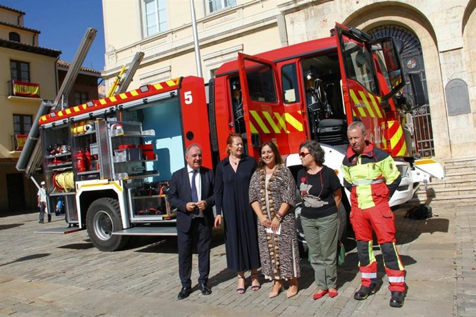 La alcaldesa de Palencia y la directora de la Aegencia de Protección con el nuevo vehículo donado al Consistorio para la lucha contra incendios.