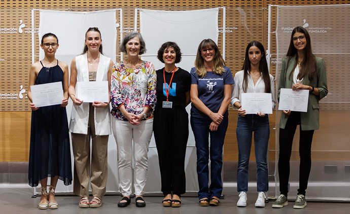 Entrega de premios. De izq. A dcha.: Mara Concepción (2. máster), Marina Alcalá (2. grado), Ana Burusco, Gurutze Pérez Artieda, Amalia Ortiz, Amaya Álvarez (1. grado) y Nerea Pascual (1. máster).