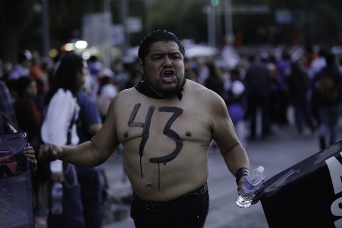 27 September 2023, Mexico, Mexico City: A protester takes part in a protest marking the 9th anniversary of the disappearance of 43 students in Mexico. Photo: Luis E Salgado/ZUMA Press Wire/dpa