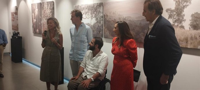 La muestra ha sido inaugurada por la responsable de los Centros Culturales de la Fundación Caja Rural del Sur, María Luisa García-Palacios, con la asistencia de Manuel Ruiz Rojas, director financiero de la Fundación.