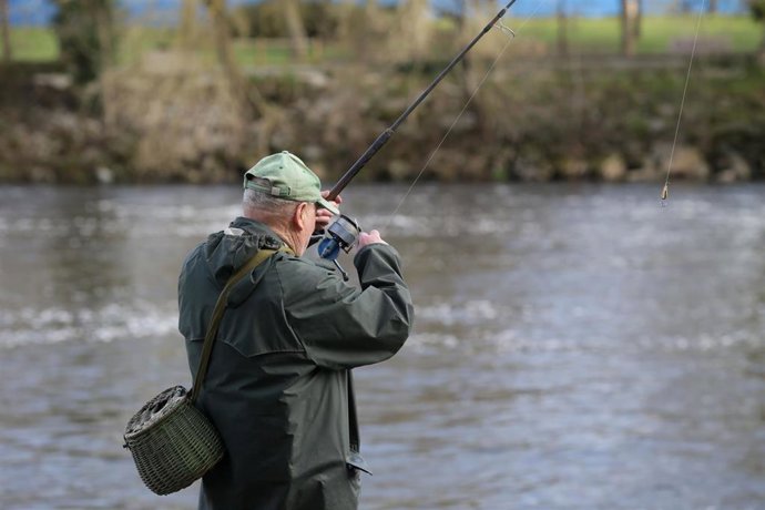 Archivo - Arquivo - Un pescador, lanza a cana no río, durante o primeiro día de temporada de pesca fluvial, a 19 de marzo de 2023, en Rábade, Lugo, Galicia (España). A temporada de pesca deu comezo este domingo na maior parte dos ríos de Galicia e f