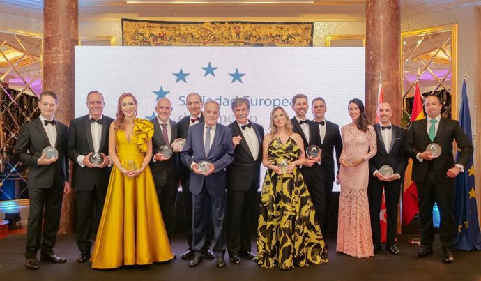 Los galardonados junto al Socio de Honor, Javier Urra