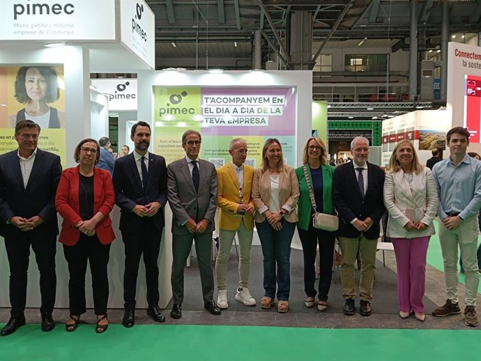 El conseller d'Empresa i Treball de la Generalitat, Roger Torrent; el president del Consell d'Administració de Fira de Barcelona, Pau Relat; i la presidenta del Bizbarcelona 2023, Raquel Gil