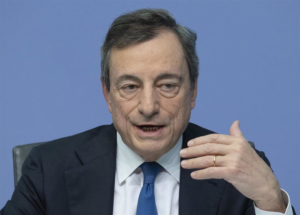 Archivo - FILED - 24 October 2019, Hessen, Frankfurt_Main: Former European Central Bank (ECB)president Mario Draghi speaks during a press conference. Governments that have taken on massive levels of debt to fund post-coronavirus stimulus packages shoul