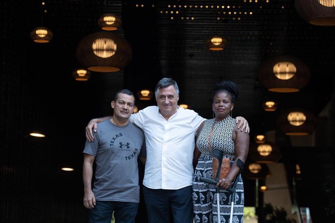 El fotoperiodista Gervasio Sánchez, en el centro, junto a Manuel Orellana y Sofia Elface