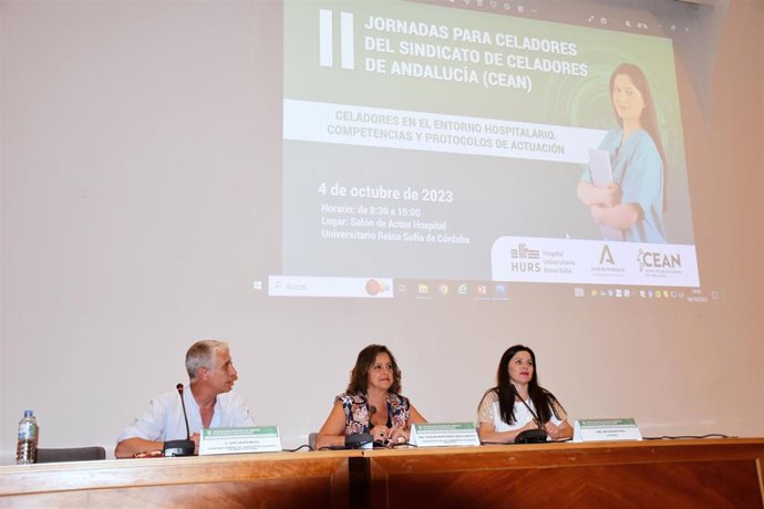 Catalina García (centro), en la clausura de las II Jornadas de Celadores de Andalucía.