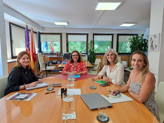 Manuela García recibe a representante de los colegios de Logopedas y de licenciados en Educación Física.