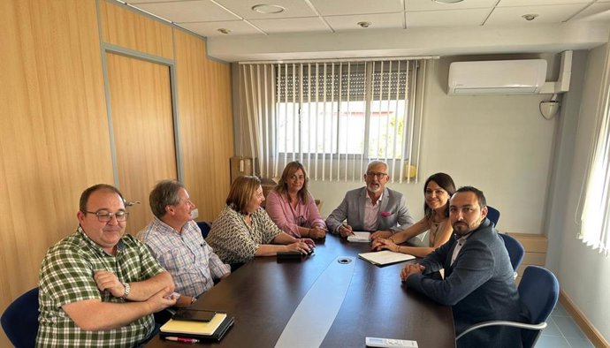 La directora general de Administración Local del Gobierno de Aragón, Marina Sevilla, con representantes de la Comarca Central de Zaragoza.
