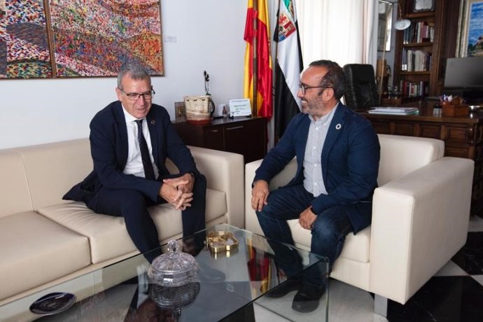El presidente de la Diputación de Cáceres, Miguel Ángel Morales, y el secretario general para Reto Demográfico, Francecs Boya