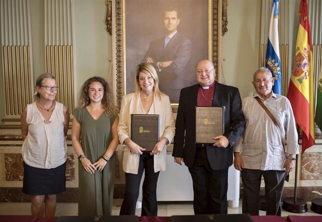 La alcaldesa de Huelva, Pilar Miranda y el obispo por la Comunión Anglicana de la Iglesia Española Reformada Episcopal, Carlos López, tras firmar el convenio.