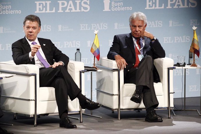 Archivo - El presidente colombiano, Juan Manuel Santos, y el expresidente del Gobierno español Felipe González.