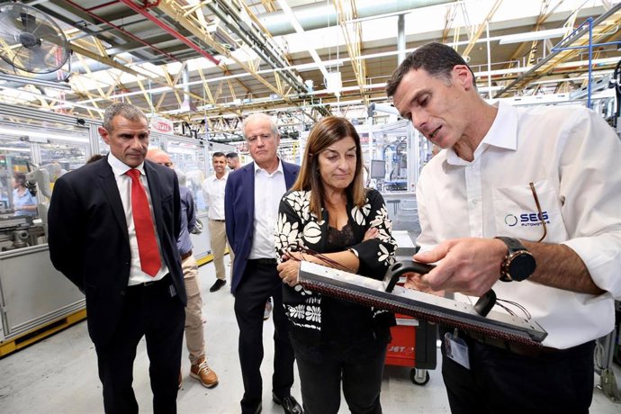 La presidenta de Cantabria, María José Sáenz de Buruaga, visita la plata de SEG Automotive