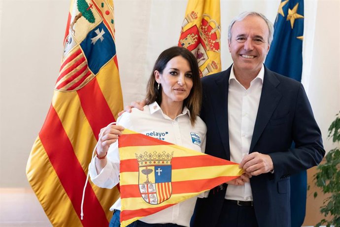 El presidente del Gobierno de Aragón, Jorge Azcón, y la deportista turolense y superviviente de cáncer Laura Villa.