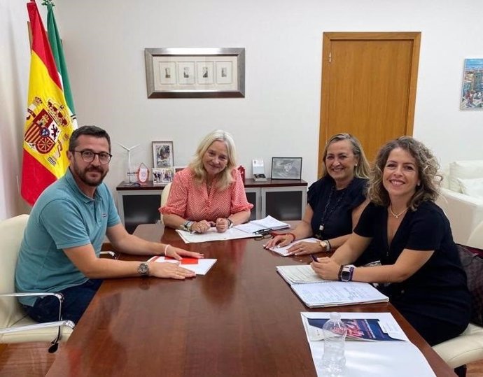 La delegada del Gobierno de la Junta de Andalucía en Cádiz, Mercedes Colombo, reunida con integrantes de Cruz Roja en Cádiz