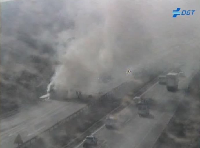 Incendio de un camión en la A-7 en Almería.