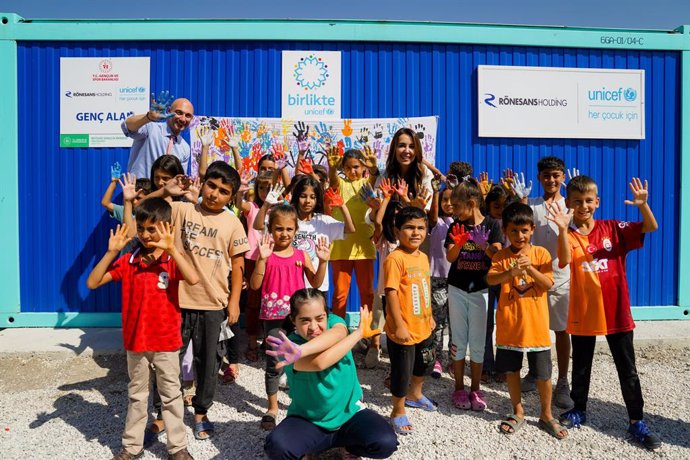 Ipek Ilicak Kayaalp , Chair of the Board of Directors of Rnesans, and Paolo Marchi, UNICEF Türkiye Representative, met with children and young individuals at Malatya Yasam Kent.
