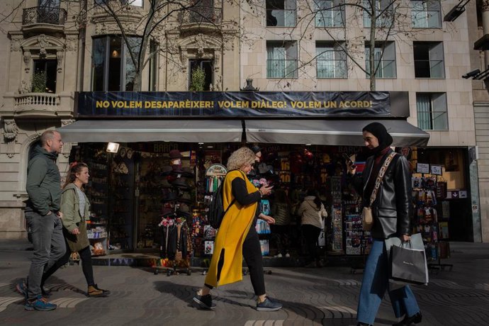 Archivo - Varias pasean al lado de los quioscos que antes eran pajarerías en La Rambla, a 23 de febrero de 2022. Archivo.
