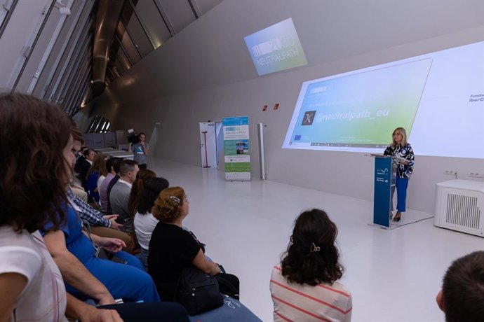 La consejera de Hacienda y Fondos Europeos del Ayuntamiento de Zaragoza, Blanca Soláns, informa de un nuevo proyecto con fondos europeos que se va a ejecutar en Zaragoza para la generación de energía limpia.