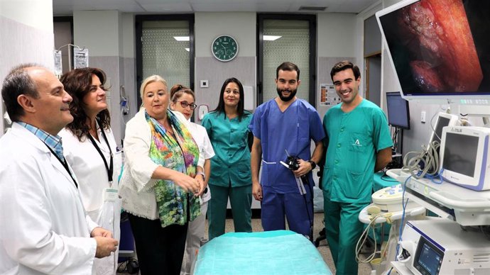 La delegada de Salud y Consumo de la Junta en Huelva, Manuela Caro, durante su visita este miércoles a la Unidad de Endoscopias Respiratorias del Hospital Juan Ramón Jiménez de Huelva.