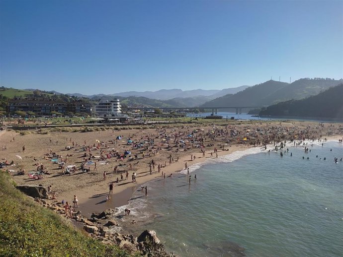 Playa de Orio (Gipuzkoa) llena de bañistas a 30 de septiembre de 2023