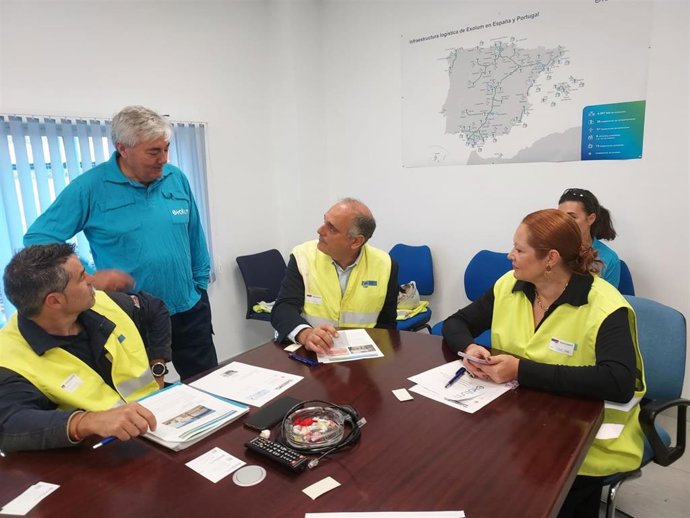 Responsables de los servicios de emergencias de ambas comunidades autónomas, en el simulacro de este miércoles