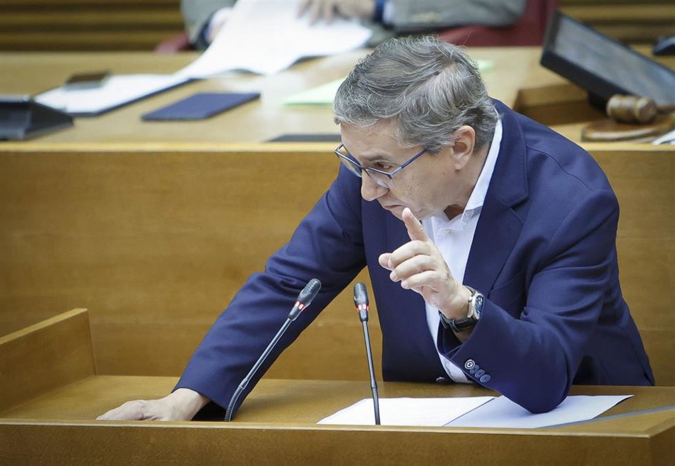 El conseller José Antonio Rovira en el pleno de Les Corts