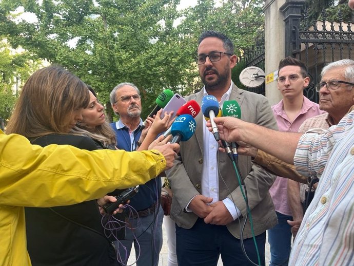 El alcalde de Los Guájares (Granada), Antonio Mancilla, atiende a los medios de comunicación para criticar las ayudas del Gobierno, en imagen de archivo