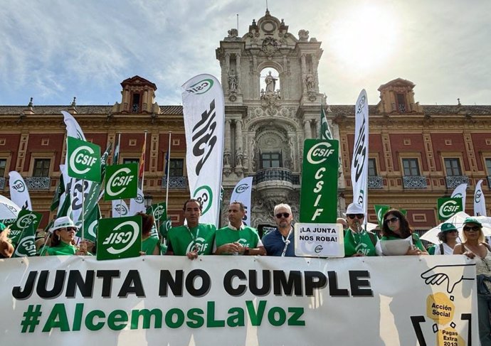 CSIF se concentra ante el Palacio de San Telmo para la recuperación de las ayudas de Acción Social y de las pagas extra