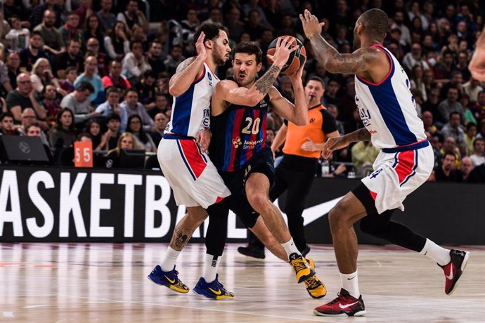 Archivo - Nico Laprovittola of FC Barcelona in action against Shane Larkin of Anadolu Efes  during the Turkish Airlines EuroLeague match between FC Barcelona and Anadolu Efes  at Palau Blaugrana on January 13, 2023 in Barcelona, Spain.