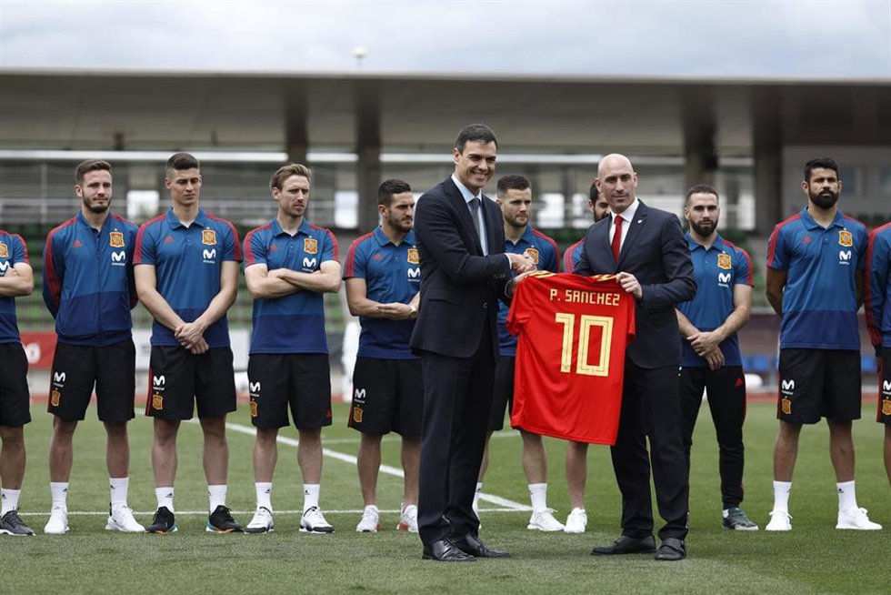 Archivo - El presidente del Gobierno, Pedro Sánchez, visita a los jugadores de la selección de fútbol en Las Rozas, en una imagen de archivo. 