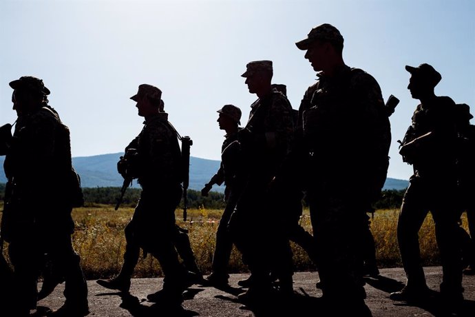Archivo - July 1, 2019 - Zakarpattia Region, Ukraine - Soldiers of the 128th Separate Mountain Infantry Brigade walk down the road as part of a three-week-long drill provided by British instructors under Operation ORBITAL, Uzhhorod district, Zakarpattia
