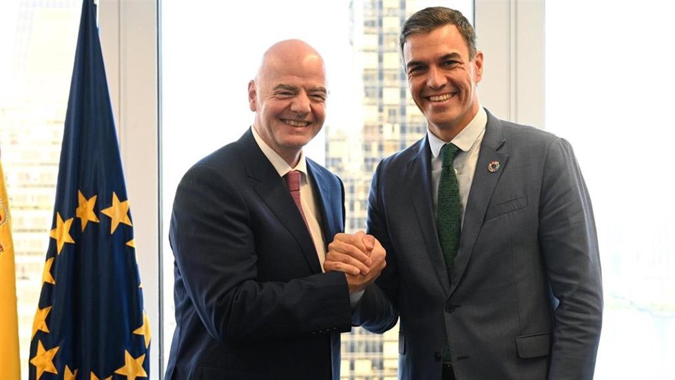Gianni Infantino y Pedro Sánchez