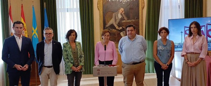 La alcaldesa de Gijón, Carmen Moriyón (Foro), en rueda de prensa en el Ayuntamiento gijonés acompañada de los concejales de su grupo municipal.