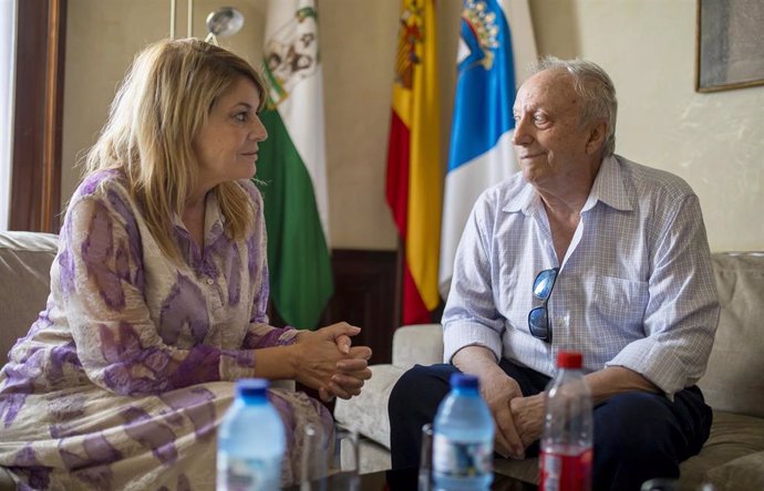 La alcaldesa de Huelva, Pilar Miranda, comienza las jornadas de Atención al Ciudadano.