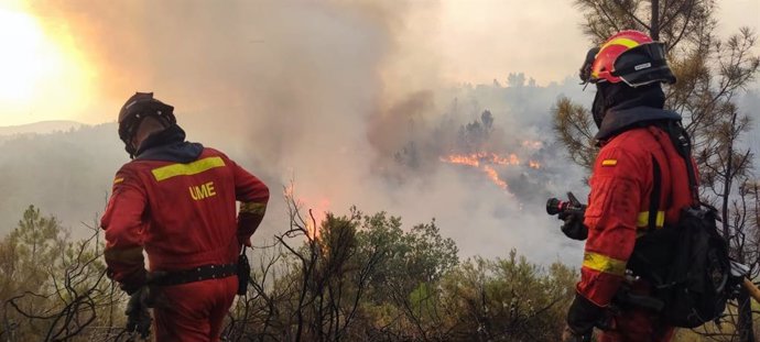 Archivo - Efectivos de la UME trabajan en el incendio forestal de Villanueva de Viver (Castellón)