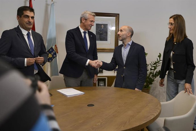 El presidente de la Xunta de Galicia, Alfonso Rueda (2i), y el alcalde de la ciudad, Gonzalo Pérez Jácome (2d), se saludan a su llegada para reunirse en la Delegación de la Xunta, a 4 de octubre de 2023, en Ourense, Galicia (España). El alcalde de Ouren
